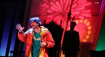 İstanbul Şehir Tiyatroları'nın 'Uçurtmanın Kuyruğu' Oyunu Eskişehir'de Sahnelendi