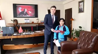 Karacasu Kaymakamı Mehmet Gündoğdu, 'Dilimizin Zenginlikleri' projesi kapsamında ödül verdi