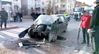 Konya'da kırmızı ışıkta bekleyen minibüse arkadan çarpan otomobil sürücüsü hayatını kaybetti