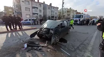 Konya'da kırmızı ışıkta bekleyen minibüse otomobil çarptı: 1 ölü, 2 yaralı