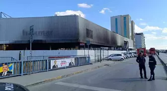 Pendik'te Market Binası Yıkımında Yangın Çıktı