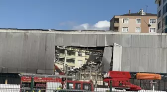 Pendik'te tadilat yapılan süpermarkette çıkan yangın büyümeden söndürüldü