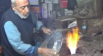 Şanlıurfa'da 83 yaşındaki Mustafa Ozan, kaybolmaya yüz tutan kalaycılığı yaşatıyor