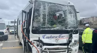 Trabzon'da midibüs tıra çarptı: 5 yaralı