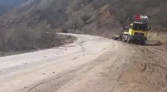 Tunceli'de devrilen tankerden çaya akan bitüm temizlendi