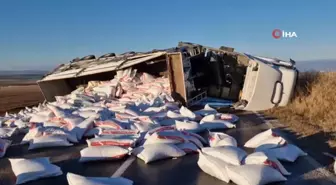 Yem yüklü tır devrildi: Sürücüyü sıkıştığı yerden itfaiye kurtardı