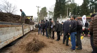 Balıkesir'de Meyveciliği Geliştirme Projesi ile Üreticilere Fidan Dağıtılıyor