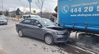 Samsun'da Tıra Arkadan Çarpan Otomobilin Sürücüsü Hastaneye Kaldırıldı