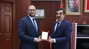 Şarkışla Esnaf ve Sanatkarlar Odası Başkanı Murat Çiçek, Belediye Başkanı Ahmet Turgay Oğuz'u ziyaret etti