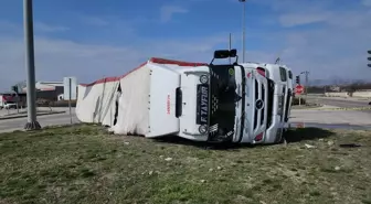 Amasya'da tır devrildi, sürücü yaralandı