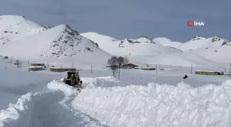 Beytüşşebap'ta ekipler yaylada kalan 4 aile için yolları açıyor