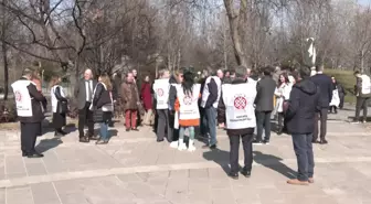 Diş Hekimleri, Meclis Önünde Basın Açıklaması Yaptı: 'Taşeron Çalışma Biçimi Engellenmeli, Kamuda Diş Hekimi İstihdamı Arttırılmalıdır'