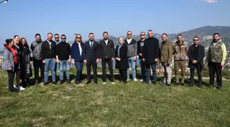 Foça Esnaf ve Sanatkarlar Odası Başkanı Fatih Gürbüz'e teşekkür plaketi sundu