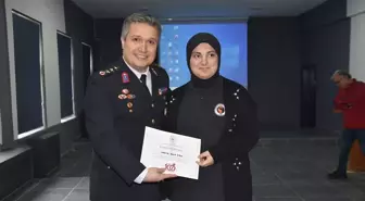 Giresun'da Cumhuriyet temalı resim yarışmasında birinci olan öğrenciye ödül