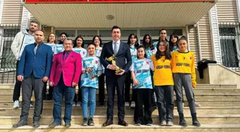 Karakeçili Atatürk Ortaokulu Kız Futbol Takımı Kaymakamı Ziyaret Etti