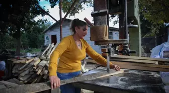 Depremde yıkılan atölyesini bahçede kurdu, eşinin hastalığına rağmen çalışmaya devam ediyor