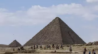 Mısır'daki Keops Piramidi Geçen Yıl 14,9 Milyon Turist Tarafından Ziyaret Edildi