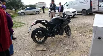 Antalya'da motosiklet ile otomobil çarpıştı: Motosiklet sürücüsü kask sayesinde hayatta kaldı