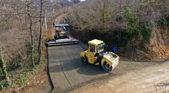 Ordu'da kırsal mahallelerde silindirle sıkıştırılmış beton yol çalışmaları devam ediyor