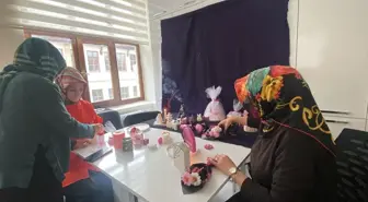 Kastamonu'da Aile Destek Merkezi kursiyerleri kokulu mum üreterek gelir elde ediyor