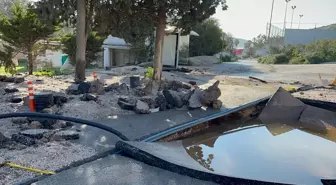 Bodrum'da içme suyu hattında patlama: Yol çöktü, lojman ve bahçeler su altında kaldı