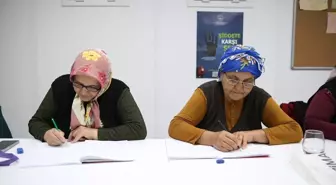 İskenderun'da konteyner kentte yaşayan kadınlar okuma yazma öğreniyor