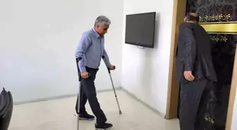 Depremde enkaz altında kalan okul müdürü kitap okuyarak hayata tutundu