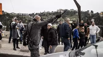 İsrail Polisi Mescid-i Aksa'da Namaz Kılmak İsteyen Filistinlilere Engel Oluyor