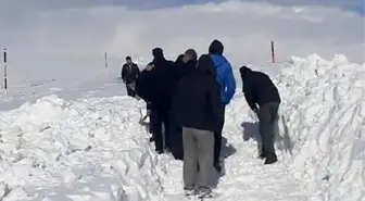 Erzurum-Tekman yolunda kar yağışı nedeniyle geçit kapanınca vatandaşlar küreklere sarıldı