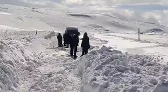 Erzurum-Tekman yolunda kar yağışı nedeniyle Palandöken Geçidi kapanınca vatandaşlar küreklere sarıldı