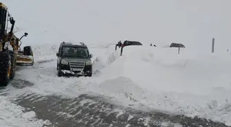 Muş'ta kar ve tipi nedeniyle araçlarıyla yolda kalanlar kurtarıldı