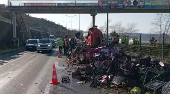 Trabzon'da sebze yüklü tırın üst geçide çarpması sonucu sürücü hayatını kaybetti