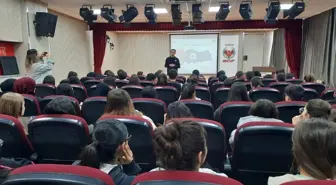Adana'da polis ekipleri öğrencilere terör örgütlerinin eleman kazanma yöntemlerini anlattı