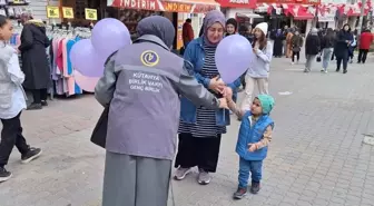 Kütahya'da Birlik Vakfı Çocuklara Balon Dağıttı