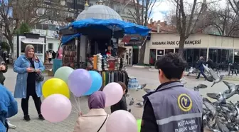 Kütahya'da Birlik Vakfı Üyeleri Berat Kandili'nde Çocuklara Balon Dağıttı