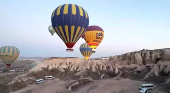 Kapadokya'da sıcak hava balonları 'Gazze'de ateşkes', 'Savaşa Hayır' pankartları ile havalandı