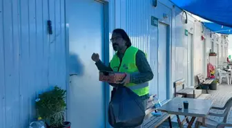 İzmir depreminin simge ismi Elif'in babası Hatay'da yardımlarını sürdürüyor