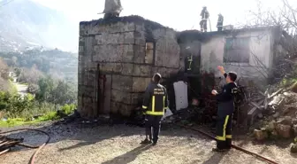 Alanya'da çıkan yangın çevre binalara sıçramadan söndürüldü