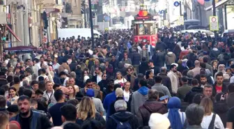 Taksim Meydanı ve İstiklal Caddesi Sıcak Havayı Fırsat Bilerek Dolup Taştı