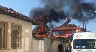 Amasya'nın Merzifon ilçesinde müstakil evin çatısında çıkan yangın söndürüldü