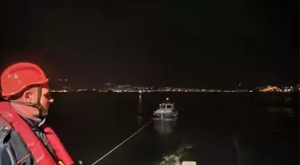 Çanakkale Boğazı'nda makine arızası nedeniyle sürüklenen tekne kurtarıldı