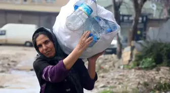 Hatay'da Karton Toplayarak Çocuklarını Okutan Kadın