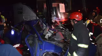 İzmir'de otobüs ve otomobil çarpışması: 2'si ağır 4 yaralı