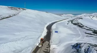 Erzurum'da Karayolları Ekipleri Karla Mücadele Çalışması Yürütüyor