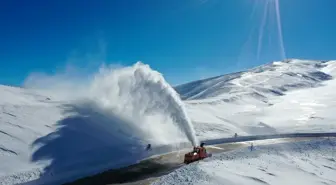 Erzurum'da Karayolları ekipleri karla mücadele çalışması yapıyor