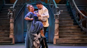 Franz Lehar'ın 'Şen Dul' Opereti İzmir'de Prömiyerini Gerçekleştirdi