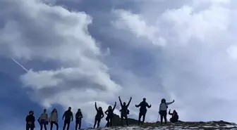 Eskişehirli Doğa Tutkunları Türkmen Dağı'nda Karlar Arasında Açan Çiçekleri Fotoğrafladı
