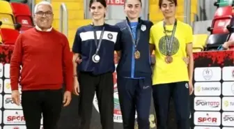 U18 Türkiye Atletizm Salon Şampiyonası'nda Karslı atletler madalyaları topladı