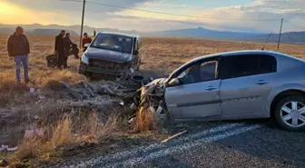 Nevşehir'de Ticari Minibüs ile Otomobil Çarpıştı: 3 Yaralı