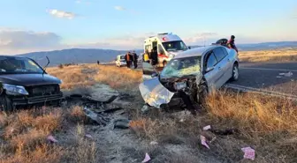 Nevşehir'de ticari minibüs ile otomobil çarpışması sonucu 3 kişi yaralandı